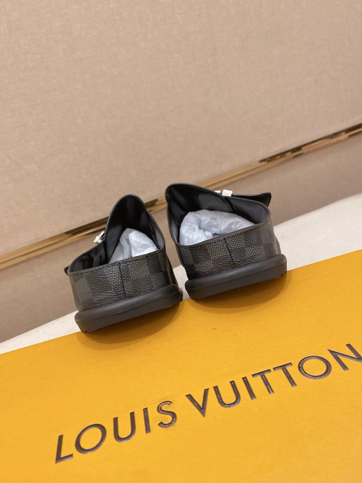 Men's shoes 💰: 360💰Made by LV🔍Top purchasing agents, men's spring and summer slippers are synchronized in the counters. The uppers are made of imported materials from Italy with logo graphics and high-quality craftsmanship. The soles: original soles specially provided by the original factory. The exclusive movable molded soles are super comfortable. Original goods follow the order, 🔍🔍high quality, you can enter and exit the counter at will. Welcome to compare, code number 38-44.